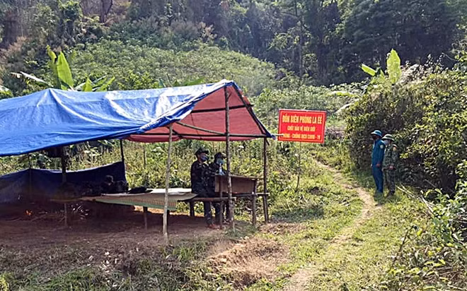 Bộ đội Biên phòng Quảng Nam tăng cường công tác kiểm soát xuất nhập cảnh ở khu vực biên giới huyện Nam Giang để phòng chống dịch. Ảnh: TL