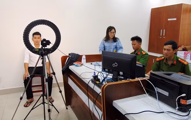 Công an TP Tam Kỳ giải quyết hồ sơ cấp CCCD cho người dân.