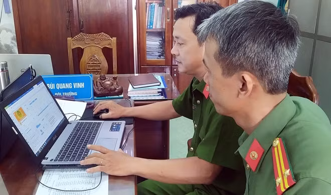 Cán bộ Công an TP Tam Kỳ kiểm tra, lập danh sách người dân đăng ký số thứ tự cấp CCCD trực tuyến trên trang Zalo.