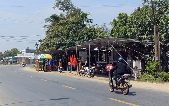 Tỉnh Quảng Nam quyết định lập 7 chốt kiểm soát phòng, chống dịch COVID-19 trên các tuyến đường trọng điểm, tại các cửa ngõ ra vào địa bàn tỉnh.
