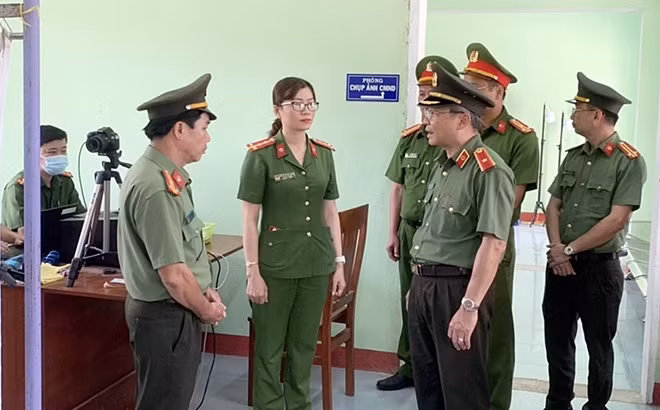 Thiếu tướng Nguyễn Đức Dũng kiểm tra công tác cấp CCCD của Công an huyện Đại Lộc.