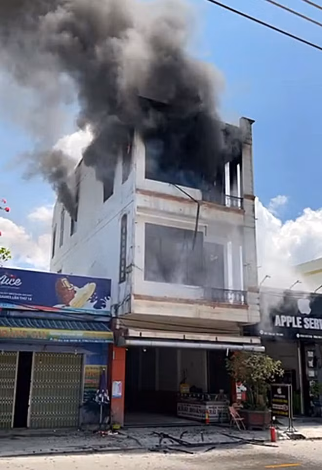 Cột khói đen bốc lên nghi ngút từ tầng 3 của căn nhà.