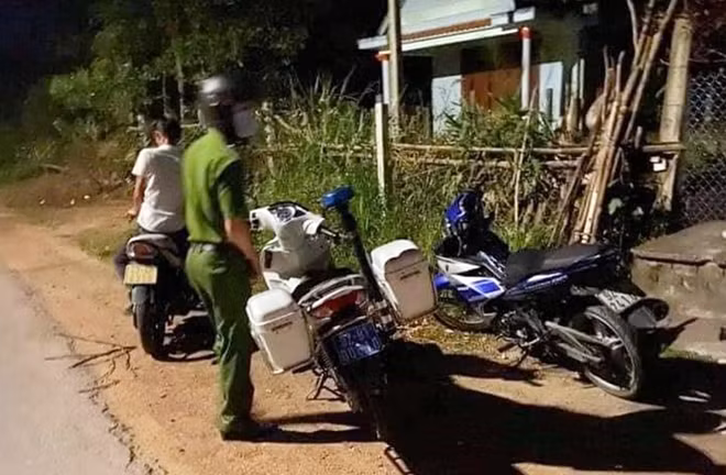 Công an có mặt tại hiện trường để điều tra, truy tìm hung thủ. Ảnh: B.Đ