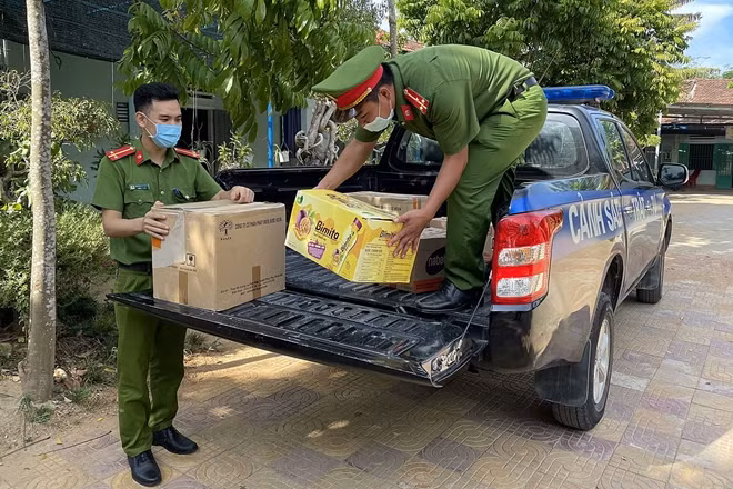 Các đoàn viên thanh niên đưa hàng hóa từ trên ôtô xuống để trao tặng cho các cụ tại Trung tâm.