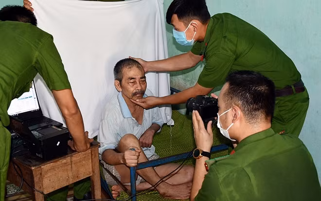 Tuổi trẻ Phòng Cảnh sát QLHC về TTXH giúp 1 cụ già tại Trung tâm dưỡng lão Hiệp Đức làm thủ tục cấp CCCD.