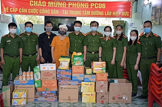 Đoàn công tác trao tặng sữa, bánh và một số mặt hàng thiết yếu khác cho các cụ tại Trung tâm dưỡng lão.