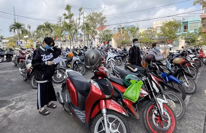 Đông đảo người dân đi làm CCCD và một số loại giấy tờ tùy thân khác sau Tết.