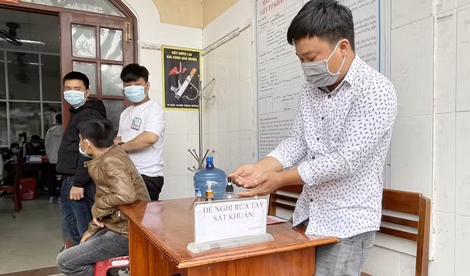 Người dân rửa tay sát khẩn, đeo khẩu trang khi đến làm CCCD để phòng chống dịch bệnh COVID-19.