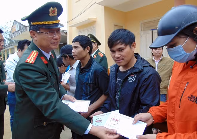 Thượng tá Nguyễn Thành Long, Phó Giám đốc Công an tỉnh Quảng Nam, trao quà tặng người dân.