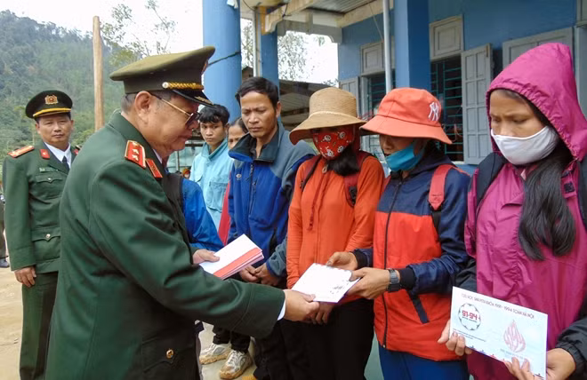 Trung tướng Lê Ngọc Nam trao quà cho người dân xã Trà Giáp.