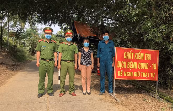 Lực lượng Công an tham gia làm nhiệm vụ tại tổ chốt chặn tại xã Ninh Phước, huyện Nông Sơn.