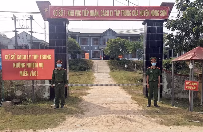 Công an huyện Nông Sơn đảm bảo an ninh trật tự tại khu cách ly tập trung.