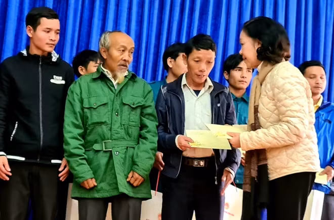 Đồng chí Trương Thị Mai tặng quà cho người dân xã Trà Leng.
