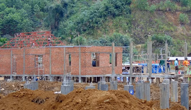 Các ngôi nhà của người dân tại khu tái định cư xã Trà Leng được khẩn trương xây dựng.