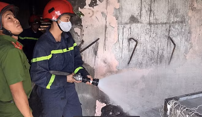 Lực lượng Cảnh sát PCCC tham gia dập tắt đám cháy.
