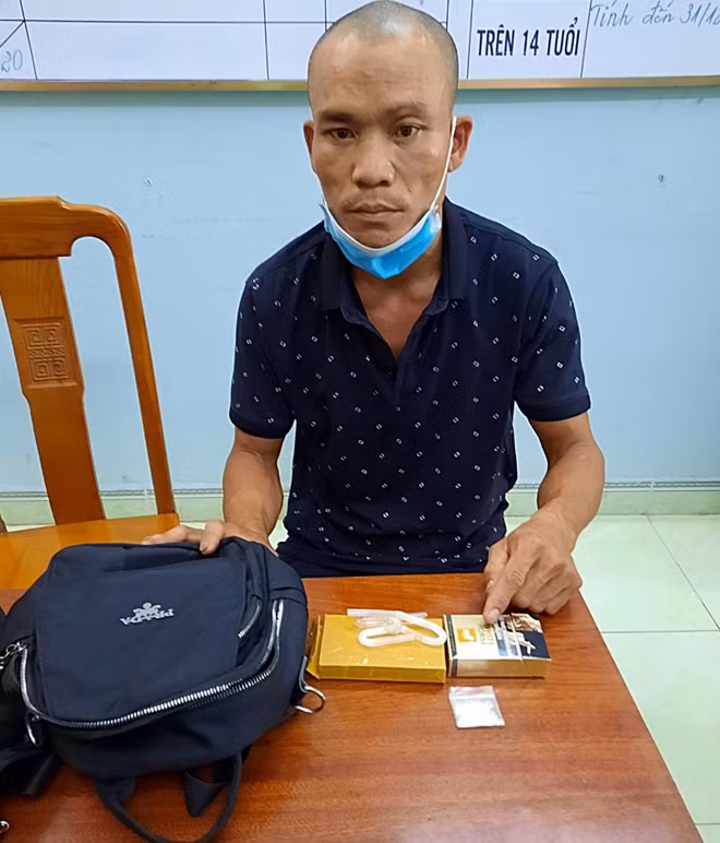 Võ Bộ và số tang vật nghi là ma túy tại cơ quan Công an.