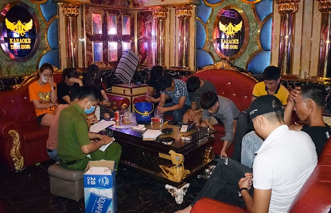 Tổ công tác lập biên bản vụ việc 11 đối tượng dương tính với chất ma túy tại quán karaoke Thanh Hương.