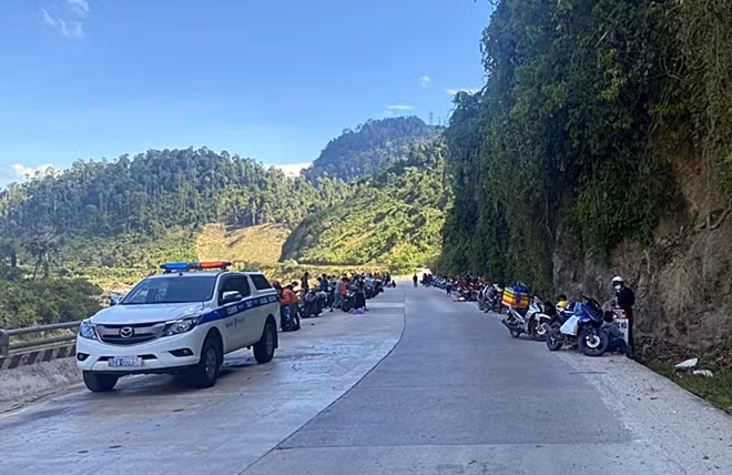Phút nghỉ ngơi trên tuyến đường Hồ Chí Minh đoạn vắng nhà dân để đảm bảo an toàn phòng dịch trước khi tiếp tục hành trình về quê tránh dịch.