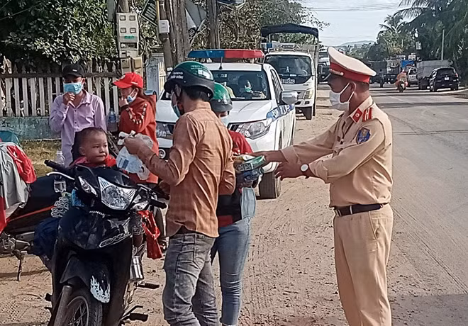 Trao tặng bánh, sữa cho gia đình trẻ từ TP Hồ Chí Minh về quê tránh dịch.