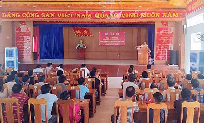 Buổi tuyên truyền thu hút khoảng 100 người dân xã Duy Nghĩa tham gia.