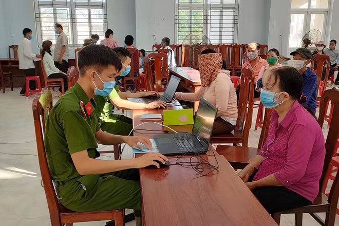 Người dân xã đảo Tam Hải khi đến làm CCCD đều thực hiện nghiêm túc các biện pháp phòng, chống dịch COVID-19 như đeo khẩu trang, giữ khoảng cách,...