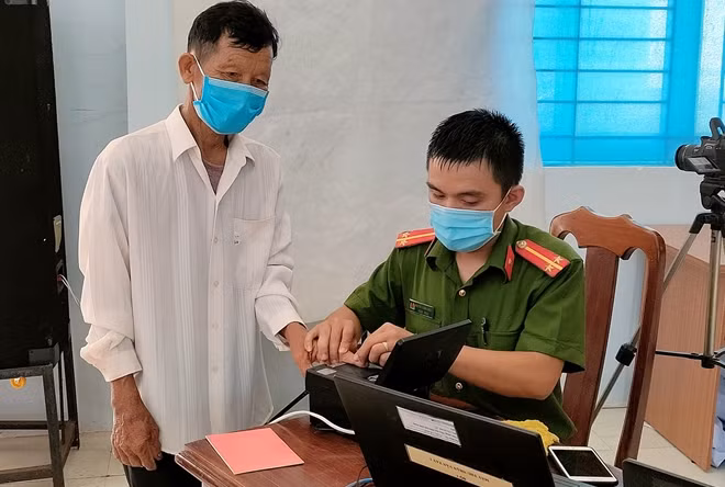 Tổ công tác của Công an huyện Núi Thành giải quyết hồ sơ cấp CCCD cho người dân xã Tam Hải.