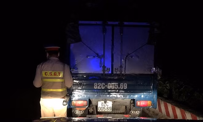 Tổ tuần tra kiểm soát dừng xe tải để kiểm tra hành chính.