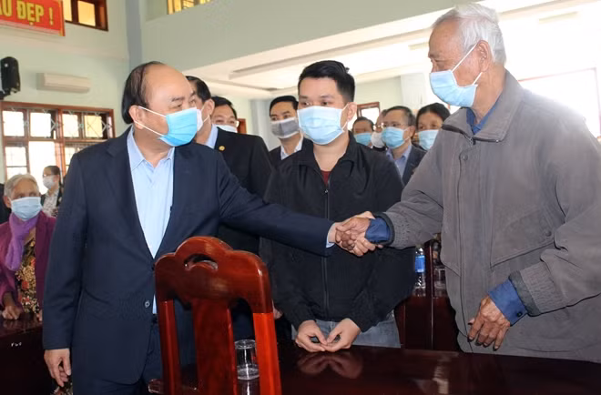 Thủ tướng Nguyễn Xuân Phúc ân cần thăm hỏi người dân xã Quế Phú tại buổi trao quà.