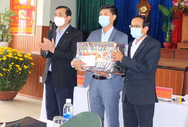 Bí thư Tỉnh ủy Quảng Nam Phan Việt Cường (trái) trao quà cho lãnh đạo xã Quế Phú.