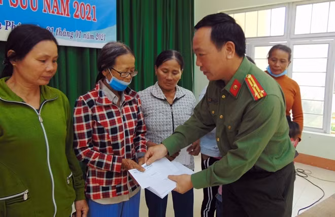 Thượng tá Đặng Ngọc Như trao quà cho người dân xã Bình Tân Phú, huyện Bình Sơn.