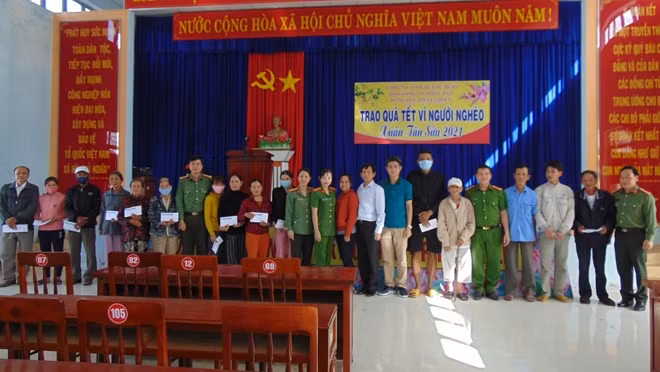 Đoàn công tác trao tận tay 100 suất quà tặng người dân xã Nghĩa Thương, huyện Tư Nghĩa.