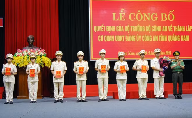 Thiếu tướng Nguyễn Đức Dũng, Giám đốc Công an tỉnh Quảng Nam trao quyết định điều động cán bộ đến nhận công tác tại Cơ quan UBKT Đảng ủy Công an tỉnh.