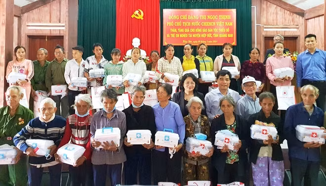 Phó Chủ tịch nước Đặng Thị Ngọc Thịnh trao quà tặng người dân huyện Hiệp Đức.