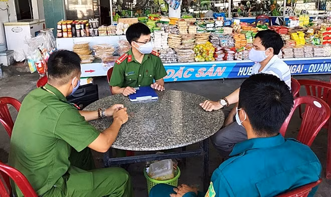 Lực lượng Công an tham gia truy vết, phòng, chống dịch COVID-19 tại thị xã Đức Phổ. Ảnh: T.T