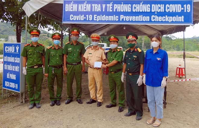 Lãnh đạo Công an huyện Phước Sơn tặng quà động viên lực lượng làm nhiệm vụ tại chốt kiểm soát dịch.