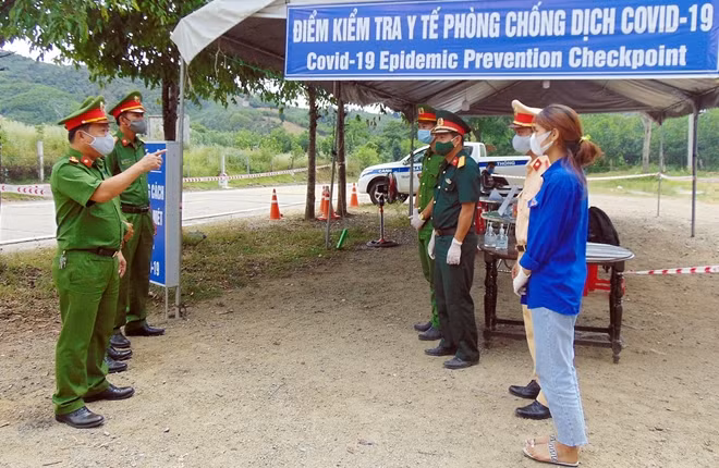 Lãnh đạo Công an huyện Phước Sơn kiểm tra công tác tại chốt kiểm soát dịch COVID-19 trên tuyến đường Hồ Chí Minh khu vực đèo Lò Xo.