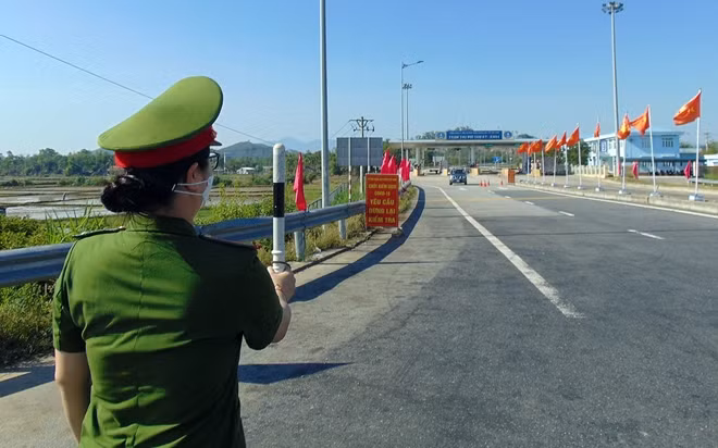 Nữ cán bộ Công an làm nhiệm vụ tại chốt kiểm soát dịch trên tuyến đường dẫn cao tốc Đà Nẵng - Quảng Ngãi khu vực xã Tam Thái, huyện Phú Ninh, Quảng Nam.