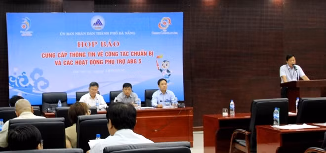 Quan cảnh họp báo ABG5