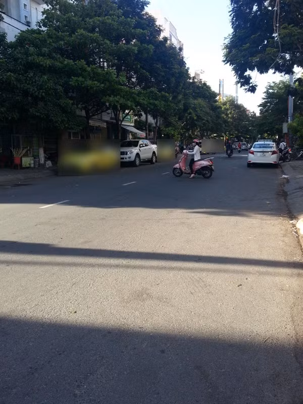 Hiện trường nơi người dân phát hiện tài xế taxi tử vong trong xe. Hiện trường nơi người dân phát hiện tài xế taxi tử vong trong xe.