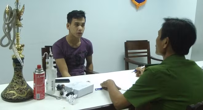Điều tra viên lấy lời khai Đinh Văn Cường.