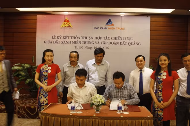 Lễ ký kết thỏa thuận hợp tác chiến lược trong phát triển 4 dự án bất động sản mới của Công ty CP Đất Xanh Miền Trung và Tập đoàn Đất Quảng.