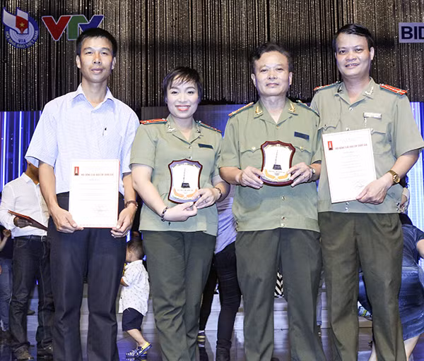 Các nhà báo Công an trong lần nhận giải Báo chí Quốc gia.