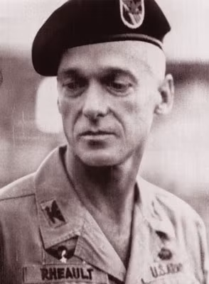 Đại tá Bob Rheault, người trực tiếp ra lệnh giết Thái Khắc Chuyên. Đại tá Bob Rheault, người trực tiếp ra lệnh giết Thái Khắc Chuyên.