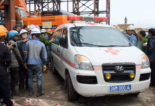 Thi thể nạn nhân được đưa về cơ sở y tế.