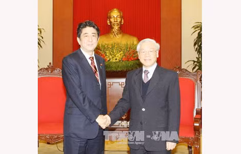 Tổng Bí thư Nguyễn Phú Trọng tiếp Thủ tướng Nhật Bản Shinzo Abe trong chuyến thăm chính thức Việt Nam tháng 1/2013. Tổng Bí thư Nguyễn Phú Trọng tiếp Thủ tướng Nhật Bản Shinzo Abe trong chuyến thăm chính thức Việt Nam tháng 1/2013.