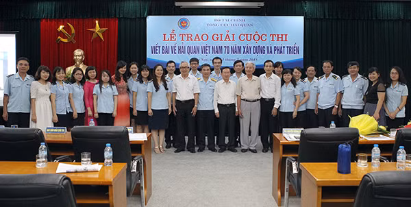 Một số hình ảnh tại Lễ Trao giải cuộc thi viết về 70 năm Hải quan Việt Nam.