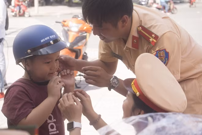Tại các điểm trường học, CSGT thường có những đợt tuyên truyền, giáo dục học sinh về luật giao thông