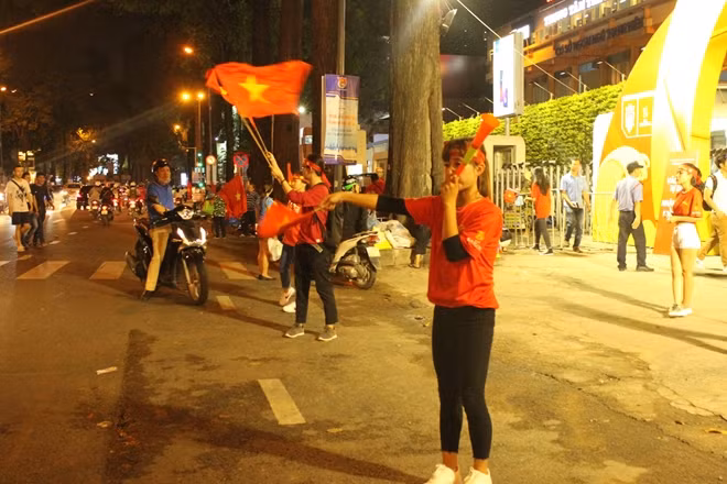 Nhiều người dân đã sẵn sàng cho một đêm trắng trên các tuyến đường thành phố mừng chiến thắng của đội tuyển Việt Nam được vào vòng chung kết Suzuki AFF Cup 2018
