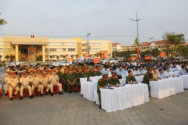 Lãnh đạo thành phố cùng nhiều chiến sĩ tham gia lễ ra quân
