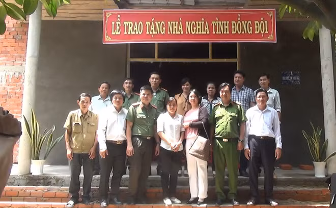 Đại diện Cơ quan đại diện Cục truyền thông CAND tại TP Hồ Chí Minh, các Mạnh thường quân, Công an huyện Mỏ Cày Bắc, lãnh đạo xã Hưng Khánh Trung A cùng bà con nhân dân mừng Đại uý Mai Thị Dứt có ngôi nhà mới…